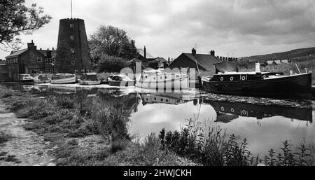 Veuillez faire de l'artisanat sur le canal de Leeds et Liverpool à Parbold, à côté de l'ancien moulin, West Lancashire, Angleterre, le mardi 27th juin 1972. Banque D'Images