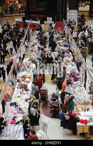 5 mars 2022, Gaziantep, Anatolie du Sud-est, Turquie : Gaziantep, Turquie. 05 mars 2022. Le conseil d'administration des femmes entrepreneurs de l'Union des chambres de Turquie organise un événement en prévision de la Journée internationale de la femme, dans la ville de Gaziantep, dans le sud de la Turquie. Plusieurs femmes entreprenantes ont installé des étals exposant leurs propres articles faits à la main, tels que des bijoux, des sacs à main et des jouets, ainsi que quelques plats faits maison. Le 08 mars, les femmes du monde entier commémorent la Journée internationale de la femme (JIF), pour se concentrer et réfléchir sur les droits des femmes, leurs réalisations culturelles, politiques et socio-économiques, et sur g Banque D'Images