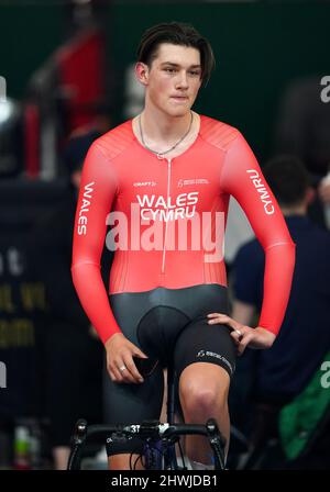 Joshua Tarling s'échauffe au cours du quatrième jour des championnats nationaux de la HSBC au Vélodrome national de Geraint Thomas, à Newport. Date de la photo: Dimanche 6 mars 2022. Banque D'Images