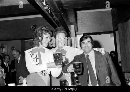 Freddie Trueman au nouvel hôtel Saxon Motor, Ainley Top, Huddersfield, pour participer à la cérémonie d'ouverture. Il a déclaré ouvert le bar Sportsman, et est vu avec gauche, Sonia Robertson et Andrea Lannyman, deux des hôtesses de l'hôtel. L'hôtel Motor lui-même a été ouvert par M. John McConachie, président de la société Furness Withy, propriétaire de l'hôtel. Janvier 1972 72-00100-005 Banque D'Images