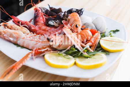 Assiette avec crevettes cuites, langoustines, palourdes Banque D'Images