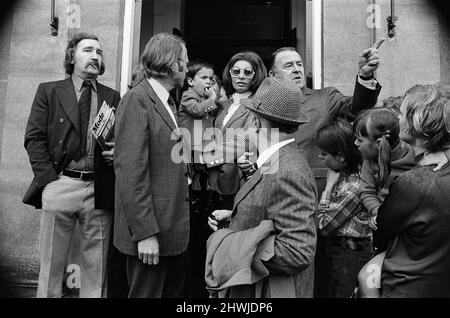 Sophia Loren et son fils, Carlo Ponti Jr., visitent le parc safari des West Midlands à Bewdley, dans le Worcestershire. 24th mai 1973. Banque D'Images