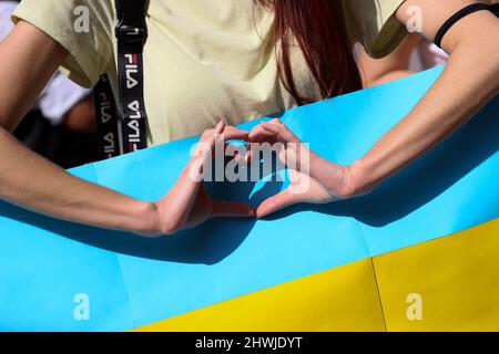 New Delhi, New Delhi, Inde. 6th mars 2022. Une fille ukrainienne fait un signe de coeur avec ses mains en solidarité avec le peuple d'Ukraine après l'invasion de la Russie. (Credit image: © Karma Sonam Bhutia/ZUMA Press Wire) Banque D'Images