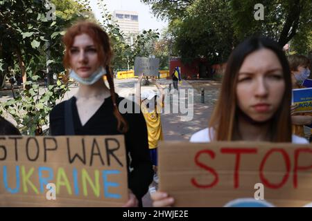 New Delhi, New Delhi, Inde. 6th mars 2022. Les Ukrainiens vivant en Inde tiennent des pancartes en solidarité avec le peuple ukrainien après l'invasion de la Russie. (Credit image: © Karma Sonam Bhutia/ZUMA Press Wire) Banque D'Images