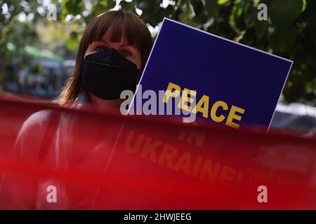 New Delhi, New Delhi, Inde. 6th mars 2022. Une femme tient un écriteau en solidarité avec le peuple d'Ukraine après l'invasion de la Russie. (Credit image: © Karma Sonam Bhutia/ZUMA Press Wire) Banque D'Images