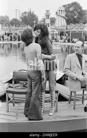 L'actrice et l'ancienne mannequin Madeline Smith photographiée au Variety Club Star Gala à Battersea Park Gardens, donnant un baiser à radio Luxembourg DJ Tony Prince. 10th juin 1972. *** Légende locale *** Maddy Smith Banque D'Images