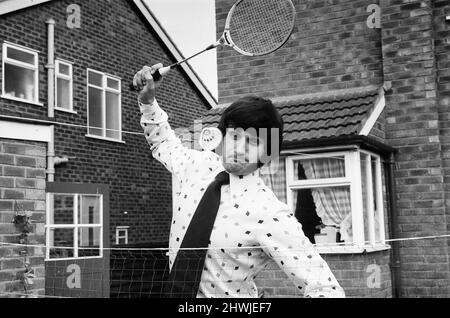 Larry Lloyd Liverpool, défenseur central, photographié jouant au badminton chez lui à Formby Lancashire septembre 1971. Banque D'Images