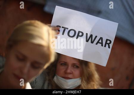 New Delhi, New Delhi, Inde. 6th mars 2022. Une femme ukrainienne tient un écriteau en solidarité avec le peuple ukrainien après l'invasion de la Russie. (Credit image: © Karma Sonam Bhutia/ZUMA Press Wire) Banque D'Images