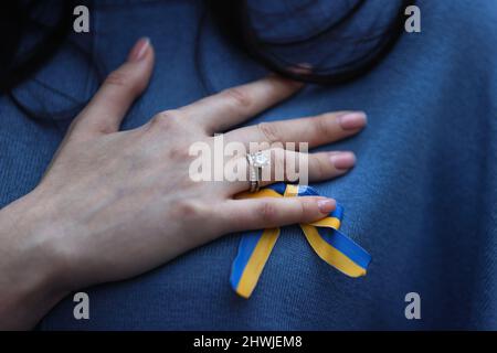 New Delhi, New Delhi, Inde. 6th mars 2022. Une femme ukrainienne met sa main sur la poitrine en solidarité avec le peuple ukrainien après l'invasion de la Russie. (Credit image: © Karma Sonam Bhutia/ZUMA Press Wire) Banque D'Images