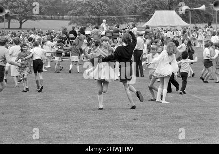 Danse de campagne pour enfants à Teesside. 1972. Banque D'Images