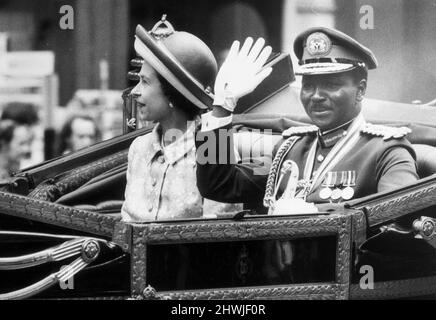 Le général Yakuba 'Jack' Gowon vu ici assis aux côtés de la Reine Elizabeth de HRH lors de sa visite d'État en Grande-Bretagne . Juin 12th 1973 Banque D'Images