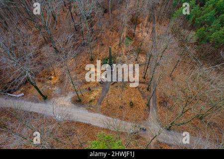 Petit monument dans une forêt d'automne Banque D'Images