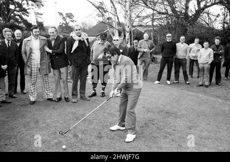 Ronnie Corbett a fait son arc en tant que nouveau capitaine du Variety Club of Great Britain's Golf Society. Ronnie et beaucoup d'autres stars du showbiz ont participé à un match de charité au Addington Golf Club, Croydon. Il est observé au volant de la première, par Mike Reed, Bruce Forsyth, Sean Connery, Harry Secombe et Charlie Drake. 5th avril 1973. Banque D'Images