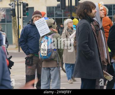 Bristol, Royaume-Uni, dimanche 6th 2022 mars. Une petite manifestation dans le centre de Bristol pour marquer une « journée internationale d'action anti-guerre », l'un des nombreux rassemblements qui ont lieu dans le monde entier pour s'opposer au bombardement en cours de l'Ukraine par la Russie. Les groupes s'opposent à l'invasion russe et appellent au retrait immédiat de toutes les troupes russes. Ils s'opposent à la fois à l'expansion de l'OTAN et aux sanctions qui vont nuire aux Russes ordinaires et appellent tous les pays à accueillir les réfugiés fuyant la guerre. Crédit : Bridget Catterall/Alamy Live News. Banque D'Images