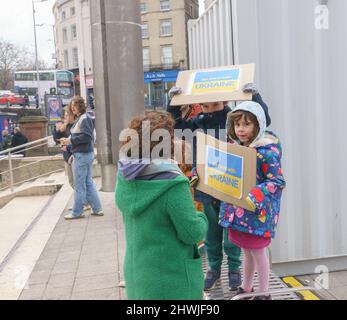 Bristol, Royaume-Uni, dimanche 6th 2022 mars. Une petite manifestation dans le centre de Bristol pour marquer une « journée internationale d'action anti-guerre », l'un des nombreux rassemblements qui ont lieu dans le monde entier pour s'opposer au bombardement en cours de l'Ukraine par la Russie. Les groupes s'opposent à l'invasion russe et appellent au retrait immédiat de toutes les troupes russes. Ils s'opposent à la fois à l'expansion de l'OTAN et aux sanctions qui vont nuire aux Russes ordinaires et appellent tous les pays à accueillir les réfugiés fuyant la guerre. Crédit : Bridget Catterall/Alamy Live News. Banque D'Images