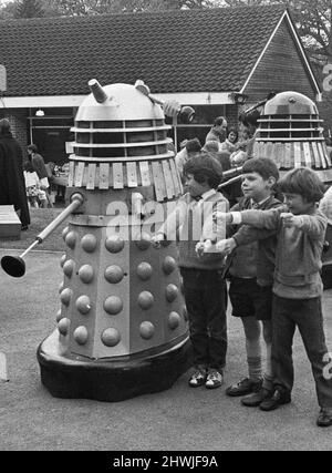 Dr Who's Arch ennemis les Dalek's rendent visite à l'école primaire de Woolhampton dans le Berkshire le 22nd mai 1972. Les enfants semblent avoir beaucoup de plaisir avec leurs nouveaux amis dans le terrain de jeux de l'école. Banque D'Images