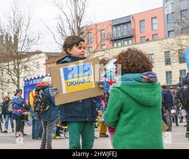 Bristol, Royaume-Uni, dimanche 6th 2022 mars. Une petite manifestation dans le centre de Bristol pour marquer une « journée internationale d'action anti-guerre », l'un des nombreux rassemblements qui ont lieu dans le monde entier pour s'opposer au bombardement en cours de l'Ukraine par la Russie. Les groupes s'opposent à l'invasion russe et appellent au retrait immédiat de toutes les troupes russes. Ils s'opposent à la fois à l'expansion de l'OTAN et aux sanctions qui vont nuire aux Russes ordinaires et appellent tous les pays à accueillir les réfugiés fuyant la guerre. Crédit : Bridget Catterall/Alamy Live News. Banque D'Images