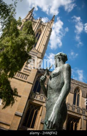 Statue de St Edmund dans la grande cour à l'abbaye de Bury St Edmunds Banque D'Images