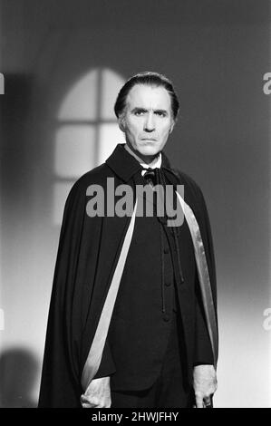 Christopher Lee, photographié pour poster, habillé comme personnage Dracula dans le film Dracula A.D. 1972, à Elstree Studios, Hertfordshire, 24th octobre 1971. Banque D'Images