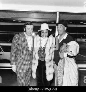 Diahann Carroll, chanteuse et actrice américaine, à l'aéroport de Londres Heathrow, samedi 6th janvier 1973. Diahann Carroll a été vu par Fiance David Frost. Aussi en photo, le chef de bande Duke Ellington, qui vole également en Amérique. Banque D'Images