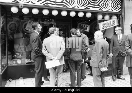 Lloyds Bank au coin de Baker Street et Marylebone Road, Londres. La voûte de la banque qui détient des coffres-forts a été brisée dans la nuit du 11 septembre 1971.le gang avait loué une boutique de cuir appelée le sac, à deux portes au nord de la banque, Et a tunnellisé une distance d'environ 50 pieds passant sous le restaurant intermédiaire Chicken Inn pour atteindre la voûte. Pour éviter d'être entendu, ils ont seulement creusé pendant les week-ends. Les voleurs avaient d'abord utilisé une lance thermique pour tenter de pénétrer dans la voûte, mais ont finalement dû utiliser des explosifs. Les voleurs se sont mis à l'écart avec ¿1,5 millions de livres de Banque D'Images