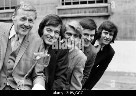 Cinq DJ radio de la BBC auront une très bonne année car ils viennent de signer les plus longs contrats de la BBC dans l'histoire - pendant trois ans, qui commence le 1st 1972 janvier. Les disc-jockeys sont Tony Blackburn, Pete Murray, Ed Stewart, Terry Wogan et Jimmy Young. Leurs contrats seront en vigueur jusqu'en décembre 31st 1974 et les cinq ont été décrits par le contrôleur de radio 1 et 2 comme les « trikers des 1st onze ». 14th décembre 1971. Banque D'Images