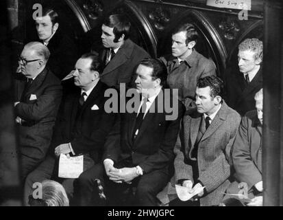 La catastrophe d'Ibrox s'est produite le samedi 2nd janvier 1971.photo:- les joueurs celtiques au service commémoratif, la cathédrale de Glasgow. Jock Stein, responsable celtique, et Sean Fallon, assistant, côté avant droit. 2011 marque le désastre d'Ibrox de 40th ans. Après 89 minutes de football sans dédain, le Celtic a pris une avance de 0-1 et de nombreux supporters des Rangers ont quitté le stade. Cependant, dans les dernières secondes de l'arrêt, Colin Stein a marqué un égaliseur pour les Rangers. Alors que la foule quittait le sol, des barrières sur le Stairway 13 ont cédé le pas, provoquant une énorme accumulation de spectateurs en chaîne. La tragédie a abouti à Banque D'Images