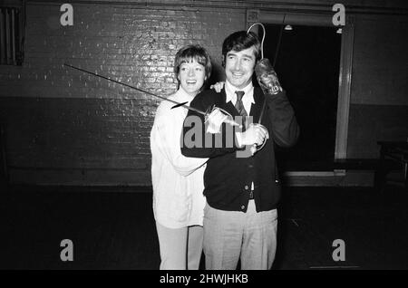 Maggie Smith dans le rôle de titre de Peter Pan avec Dave Allen comme capitaine crochet. Photographié ensemble pendant les répétitions. 30th novembre 1973. Banque D'Images