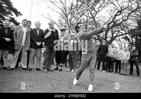 Ronnie Corbett a fait son arc en tant que nouveau capitaine du Variety Club of Great Britain's Golf Society. Ronnie et beaucoup d'autres stars du showbiz ont participé à un match de charité au Addington Golf Club, Croydon. Il est observé au volant de la première, par Mike Reed, Bruce Forsyth, Sean Connery, Harry Secombe et Charlie Drake. 5th avril 1973. Banque D'Images
