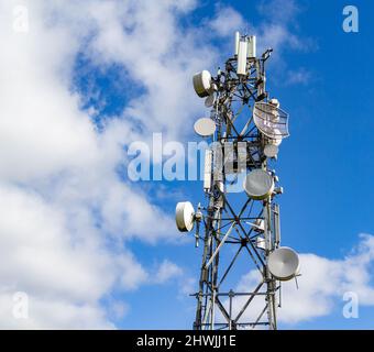 Tour à micro-ondes avec antenne à micro-ondes multiple Banque D'Images