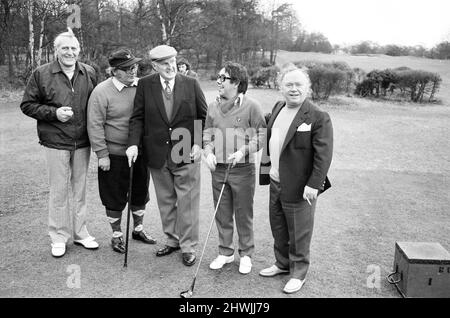 Ronnie Corbett a fait son arc en tant que nouveau capitaine du Variety Club of Great Britain's Golf Society. Ronnie et beaucoup d'autres stars du showbiz ont participé à un match de charité au Addington Golf Club, Croydon. 5th avril 1973. Banque D'Images