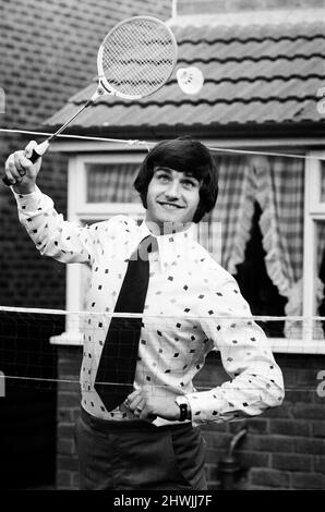 Larry Lloyd Liverpool, défenseur central, photographié jouant au badminton chez lui à Formby Lancashire septembre 1971. Banque D'Images