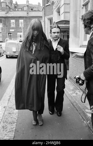 Le photographe de mode David Bailey se tenait sous caution pour le modèle Penelope Tree lorsqu'elle est apparue en détention provisoire à West London Magistrats court. Elle est accusée d'infractions liées à la drogue. 16th octobre 1972. Banque D'Images