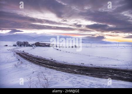 Vue sur la neige depuis les rives du lac Ardahan Banque D'Images