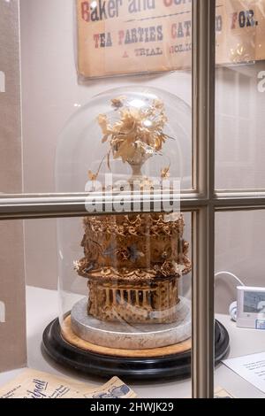 Exposition au Willis Museum & Sainsbury Gallery, Basingstoke, Hampshire, Angleterre, Royaume-Uni. Le plus ancien gâteau de mariage au monde datant de 1898 Banque D'Images