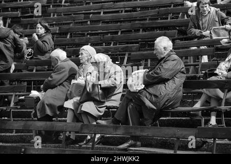 Le dernier match de première classe qui aura lieu à Bramall Lane, Sheffield. Le match de championnat du comté entre l'équipe locale du Yorkshire et du Lancashire s'est terminé par un tirage au sort. Vue générale des spectateurs dans le stand pendant le match. 7th août 1973. Banque D'Images