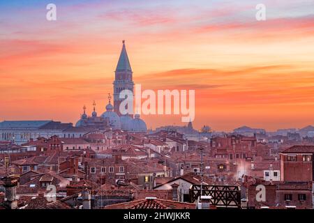 Venise, Italie avec la cathédrale Saint-Marc au crépuscule.
