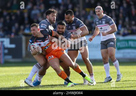 Greg Eden #23 de Castleford Tigers est abordé par Chris Satae #10 de Hull FC Banque D'Images