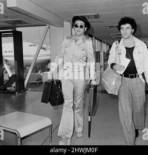 Elton John arrivée à l'aéroport de Heathrow, de Los Angeles. Il a fait une tournée de dix semaines en Californie. Photo prise le 29th octobre 1973 Banque D'Images