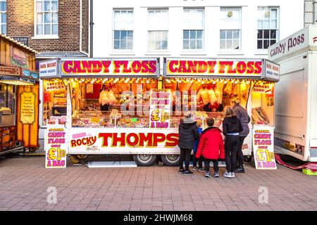 La soie dentaire des bonbons stalle pendant la foire d'amusement King's Lynn, King's Lynn, Norfolk, Royaume-Uni Banque D'Images