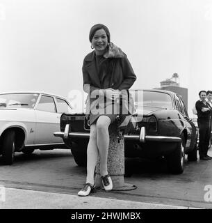 Shirley MacLaine à l'aéroport de Heathrow. 3rd juillet 1971. Banque D'Images