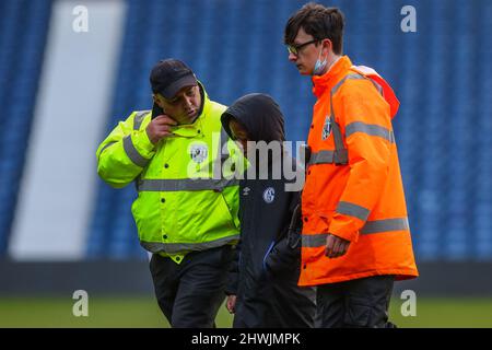 West Bromwich, Royaume-Uni. 06th mars 2022. L'envahisseur de terrain est pris par des stewards dans le match WNL entre West Bromwich Albion et Derby County aux Hawthorns. Gareth Evans/SPP crédit: SPP Sport presse photo. /Alamy Live News Banque D'Images