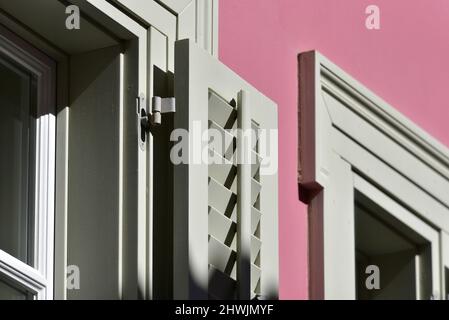 Maison néoclassique avec volets en bois gris clair contre un mur en stuc vénitien à Nafplio, Grèce. Banque D'Images