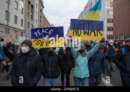 Berlin, Allemagne. 06th mars 2022. Berlin se dresse contre Poutine lors d'un rassemblement contre la guerre le 6 mars 2022. Les gens ont protesté en solidarité avec l'Ukraine dimanche à Berlin, appelant à la fin de l'invasion de la Russie. Certains manifestants ont tenu des drapeaux ukrainiens ou des panneaux aux couleurs bleues et jaunes du pays. Berlin a été parmi plusieurs villes dans le monde entier pour voir les gens descendre dans la rue. (Photo de Michael Kuenne/PRESSCOV/Sipa USA) crédit: SIPA USA/Alay Live News Banque D'Images