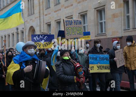 Berlin, Allemagne. 06th mars 2022. Berlin se dresse contre Poutine lors d'un rassemblement contre la guerre le 6 mars 2022. Les gens ont protesté en solidarité avec l'Ukraine dimanche à Berlin, appelant à la fin de l'invasion de la Russie. Certains manifestants ont tenu des drapeaux ukrainiens ou des panneaux aux couleurs bleues et jaunes du pays. Berlin a été parmi plusieurs villes dans le monde entier pour voir les gens descendre dans la rue. (Photo de Michael Kuenne/PRESSCOV/Sipa USA) crédit: SIPA USA/Alay Live News Banque D'Images
