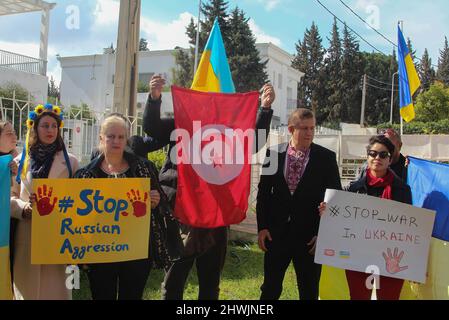 Tunis, Tunisie. 31st mai 2020. Les manifestants tiennent des écriteaux exprimant leur opinion pendant la manifestation. Les Ukrainiens vivant en Tunisie se sont rassemblés devant l'ambassade pour protester contre les attaques russes en cours contre l'Ukraine. (Photo de Jdidi Wassim/SOPA Images/Sipa USA) crédit: SIPA USA/Alay Live News Banque D'Images