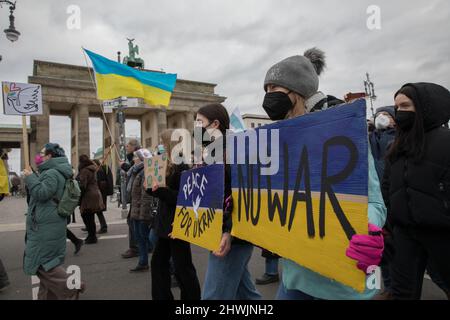 Berlin, Allemagne. 06th mars 2022. Berlin se dresse contre Poutine lors d'un rassemblement contre la guerre le 6 mars 2022. Les gens ont protesté en solidarité avec l'Ukraine dimanche à Berlin, appelant à la fin de l'invasion de la Russie. Certains manifestants ont tenu des drapeaux ukrainiens ou des panneaux aux couleurs bleues et jaunes du pays. Berlin a été parmi plusieurs villes dans le monde entier pour voir les gens descendre dans la rue. (Photo de Michael Kuenne/PRESSCOV/Sipa USA) crédit: SIPA USA/Alay Live News Banque D'Images
