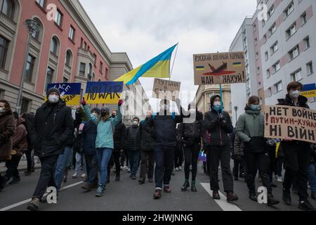 Berlin, Allemagne. 06th mars 2022. Berlin se dresse contre Poutine lors d'un rassemblement contre la guerre le 6 mars 2022. Les gens ont protesté en solidarité avec l'Ukraine dimanche à Berlin, appelant à la fin de l'invasion de la Russie. Certains manifestants ont tenu des drapeaux ukrainiens ou des panneaux aux couleurs bleues et jaunes du pays. Berlin a été parmi plusieurs villes dans le monde entier pour voir les gens descendre dans la rue. (Photo de Michael Kuenne/PRESSCOV/Sipa USA) crédit: SIPA USA/Alay Live News Banque D'Images