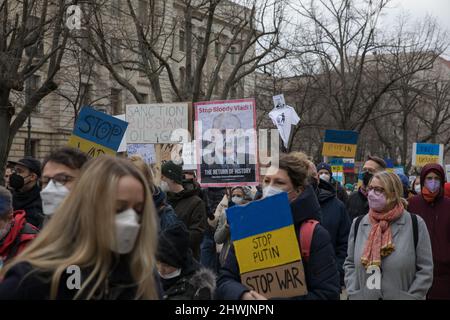 Berlin, Allemagne. 06th mars 2022. Berlin se dresse contre Poutine lors d'un rassemblement contre la guerre le 6 mars 2022. Les gens ont protesté en solidarité avec l'Ukraine dimanche à Berlin, appelant à la fin de l'invasion de la Russie. Certains manifestants ont tenu des drapeaux ukrainiens ou des panneaux aux couleurs bleues et jaunes du pays. Berlin a été parmi plusieurs villes dans le monde entier pour voir les gens descendre dans la rue. (Photo de Michael Kuenne/PRESSCOV/Sipa USA) crédit: SIPA USA/Alay Live News Banque D'Images