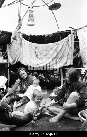 Le Glastonbury Fayre de 1971, un festival gratuit prévu par Andrew Kerr et Arabella Churchill .spectacles d'images: Des hippies à l'intérieur de leur igloo de pluie au festival la veille de l'ouverture. 19th juin 1971. Banque D'Images